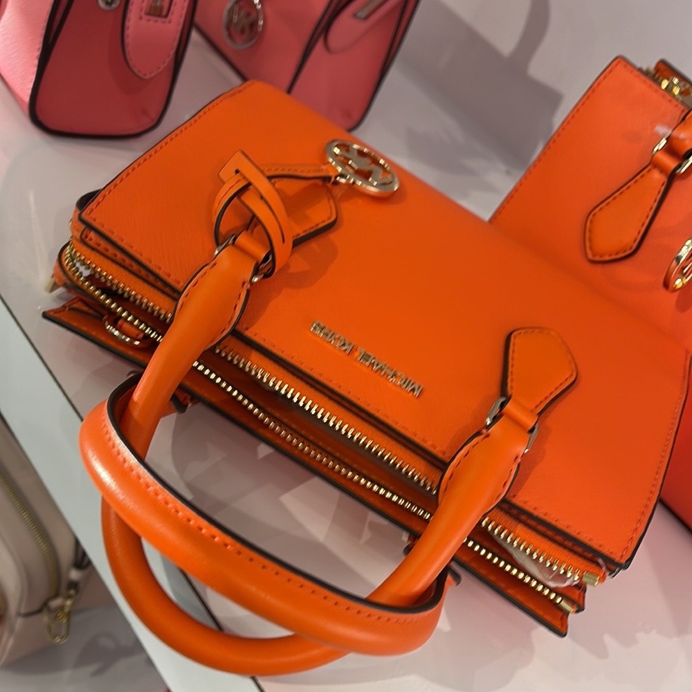 MICHAEL KORS SHEILA SMALL CENTER ZIP SATCHEL/CROSSBODY POPPY COLOR
NWT - Picture 4 of 16
